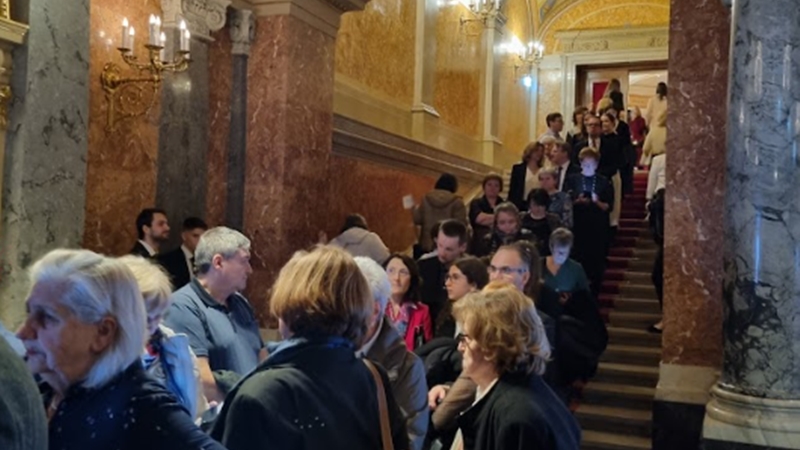 Zenekar nélkül, a Don Giovanni díszletei előtt ment le a zanzásított Hunyadi az Operaházban