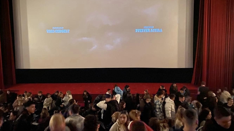 Ennyit a Fidesz-féle kultúrcsinálásról: igazolatlan hiányzással fenyegetve vezényeltek diákokat a Petőfi-filmre