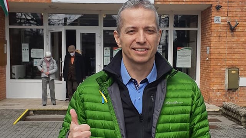 Hollai Gábor a választásokig mindennap leragasztja a Reformátorok terén található Balog idézetet