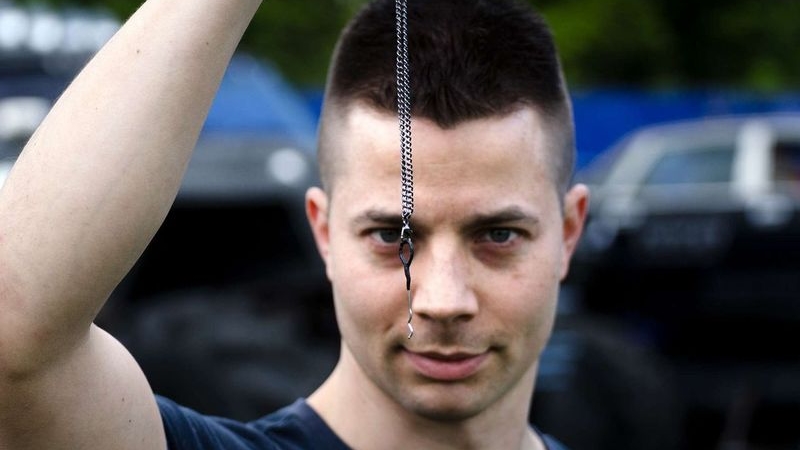 Lógott már kényszerzubbonyban fejjel lefelé lángoló kötélen, húzták át hajó alatt a Balatonban és szabadult ki felrobbanó autóból – Németh Gábor ezúttal azonban minden eddigi mutatványán túltett.