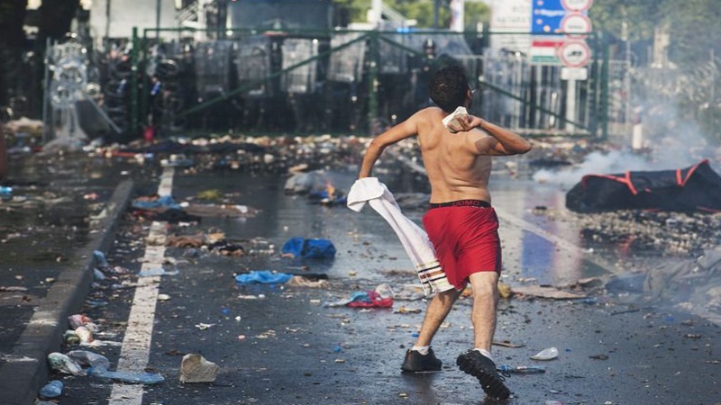 Milliókat kaszált két fővárosi fiatal migránsok szállításával