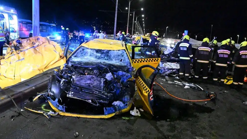 Halálos baleset történ az Árpád hídon - 3 ember meghalt