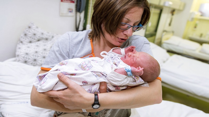 Közel 300 elhagyott csecsemő vár kórházban nevelőszülőre
