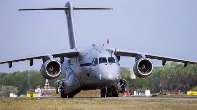 Megérkezett a kecskeméti repülőbázisra az első magyar KC-390 katonai szállítórepülőgép