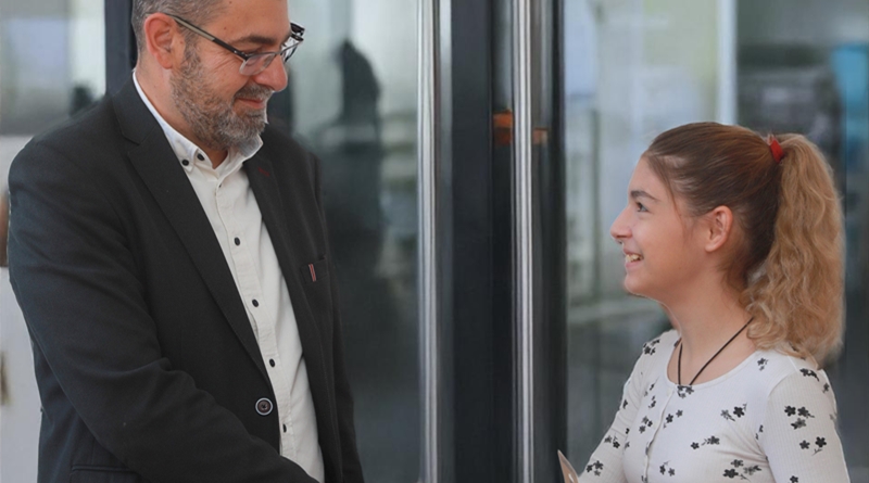 Hősiességről álmodó csínytevő morzsamanóval fejezte be Varró Dániel meséjét a Jókenyér és a Provident pályázatának 11 éves nyertese