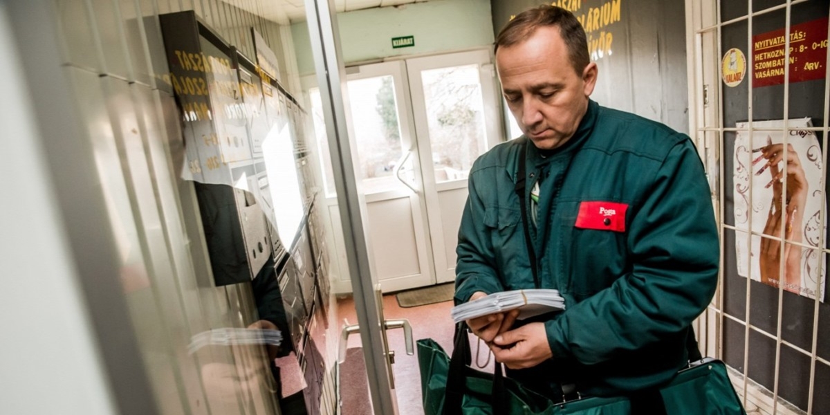 Fontos levelet kapnak a magyarok, a postás fogja kézbesíteni: íme, a részletek