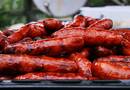Hogyan grillezzük a tökéletes kolbászt? Csináld így és te leszel a grillezés mestere