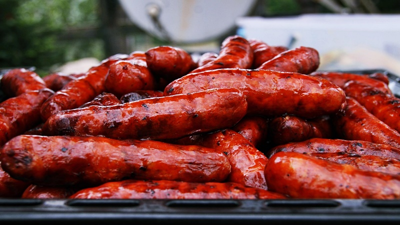 Hogyan grillezzük a tökéletes kolbászt? Csináld így és te leszel a grillezés mestere