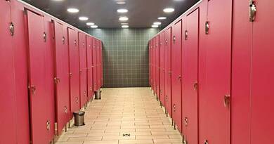 Miért nem érik el a padlót a nyilvános wc ajtajai? elképeszető választ kaptunk