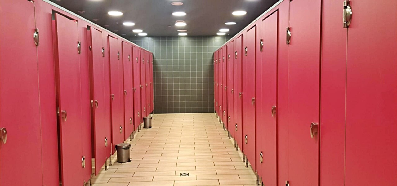 Miért nem érik el a padlót a nyilvános wc ajtajai? elképeszető választ kaptunk