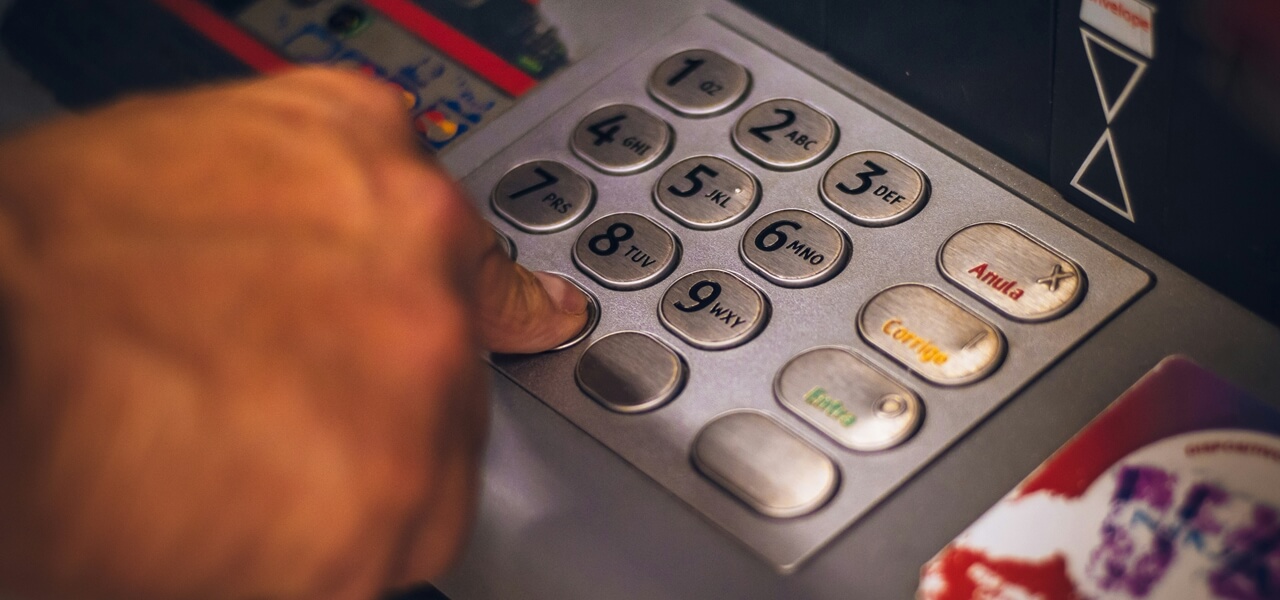 Májustól élesedett: komoly változás lépett életbe a bankoknál, ez minden magyart érint!