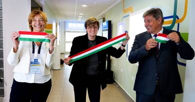 Karikó Katalin támogatásával nyílt meg a Szegedi Tudományegyetemen a Gazda-patogén Interakció Központ.