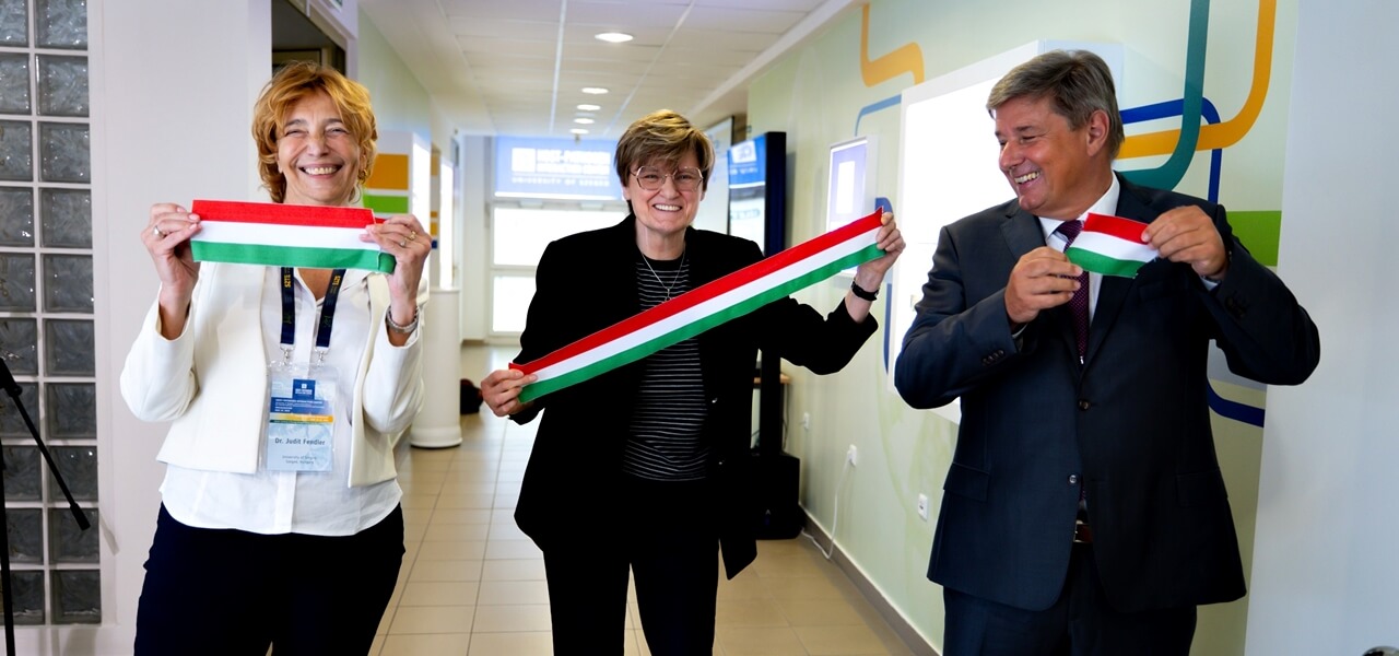 Karikó Katalin támogatásával nyílt meg a Szegedi Tudományegyetemen a Gazda-patogén Interakció Központ.