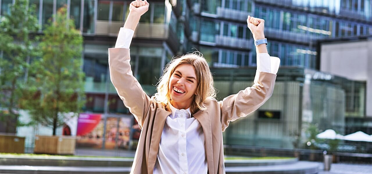 Havi 150 ezret, laptopot és meleg ételt adnak – csak egy dolog kell hozzá