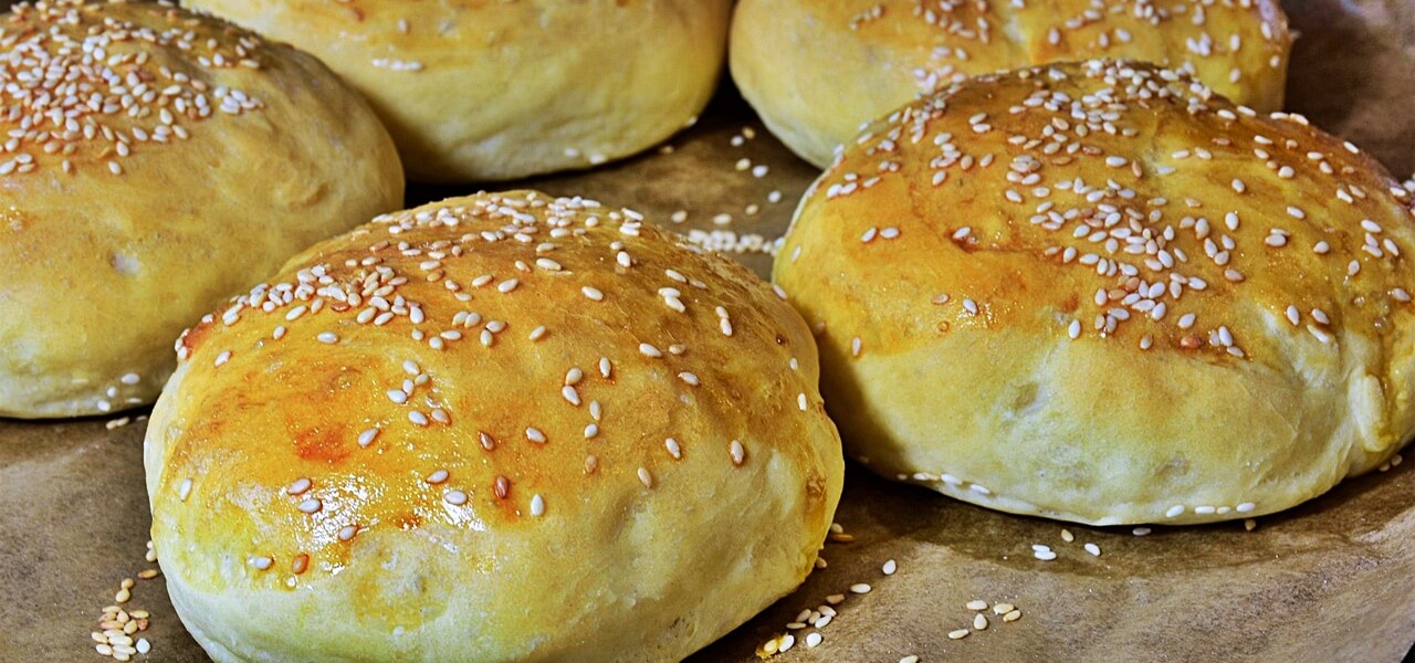 A világ legpuhább házi hamburger zsemléje: omlós, napokig puha marad