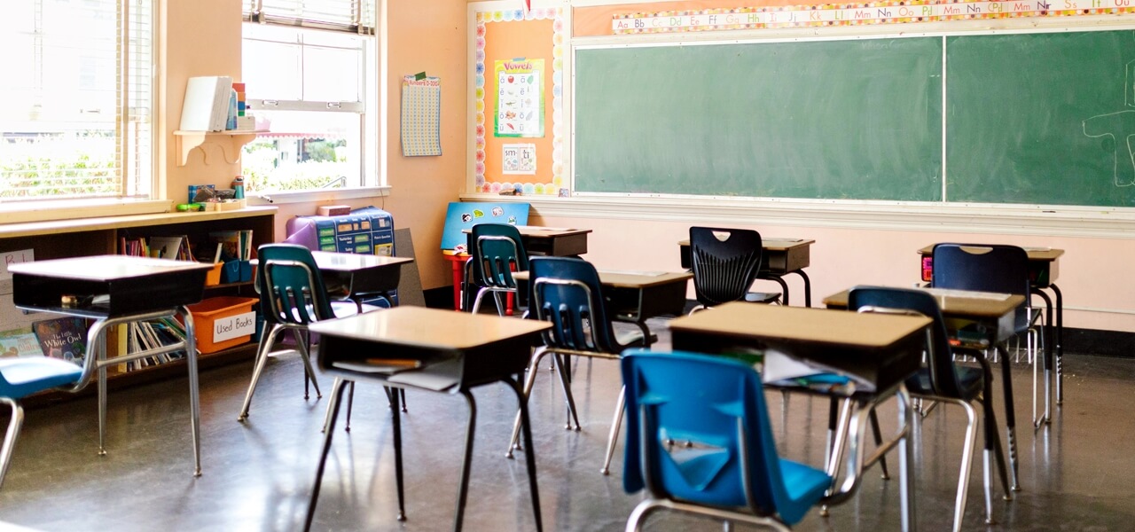 A Bank360 számításai alapján a mediánbér fele is elmehet az iskolakezdésre. Ez sok család számára emberfeletti megpróbáltatás és óriási tragédia.