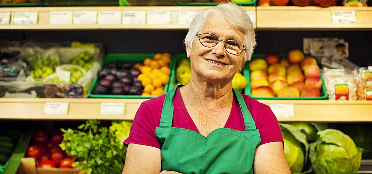 Hatalmas fordulat a boltok kasszáinál – Minden 65 év feletti érintett