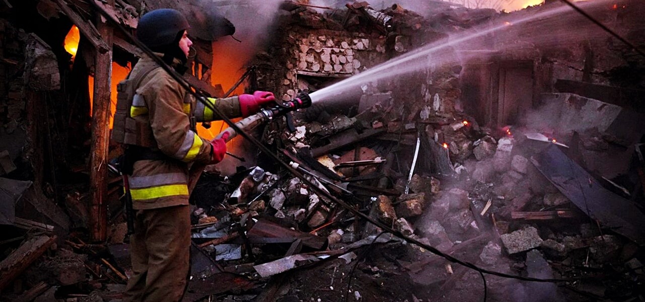 Hatalmas rakétatámadás – Kigyulladt egy elektronikai gyár, nagy a baj