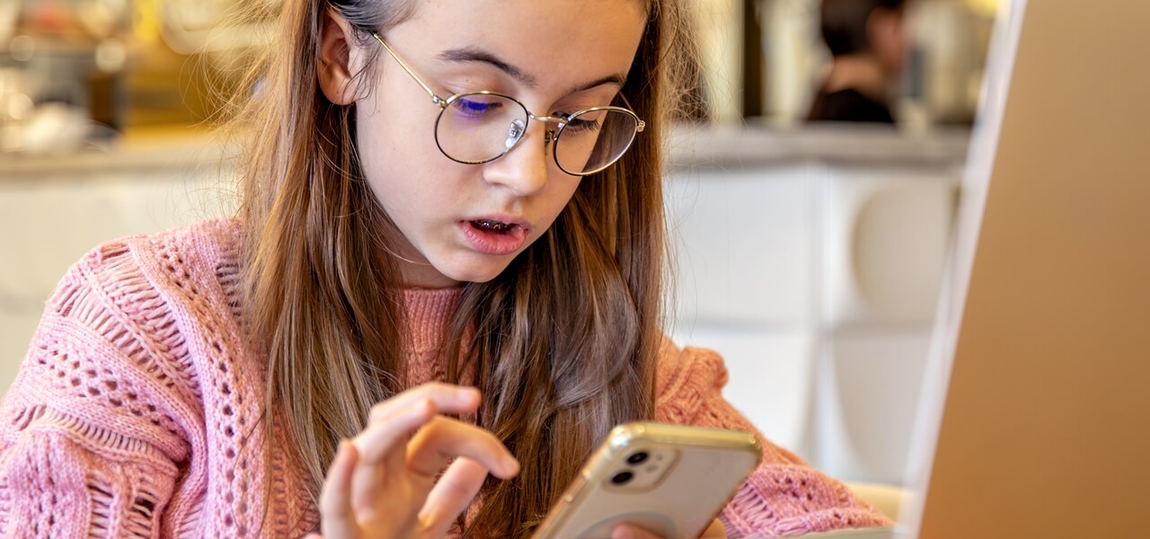 Sokkot kapnak a szülők: már napi 8 órát nyomkodja a telefonját a gyerek – szakértők figyelmeztetnek!