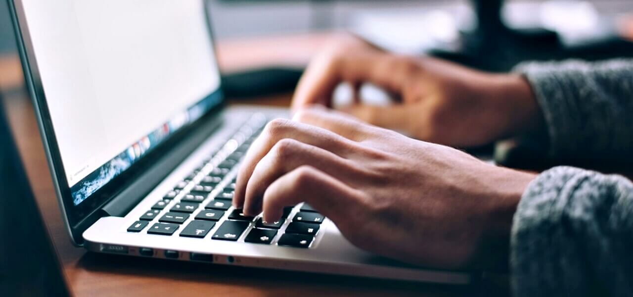 Sírhatnak a magyar boltosok: a vásárlók inkább külföldre viszik a pénzüket