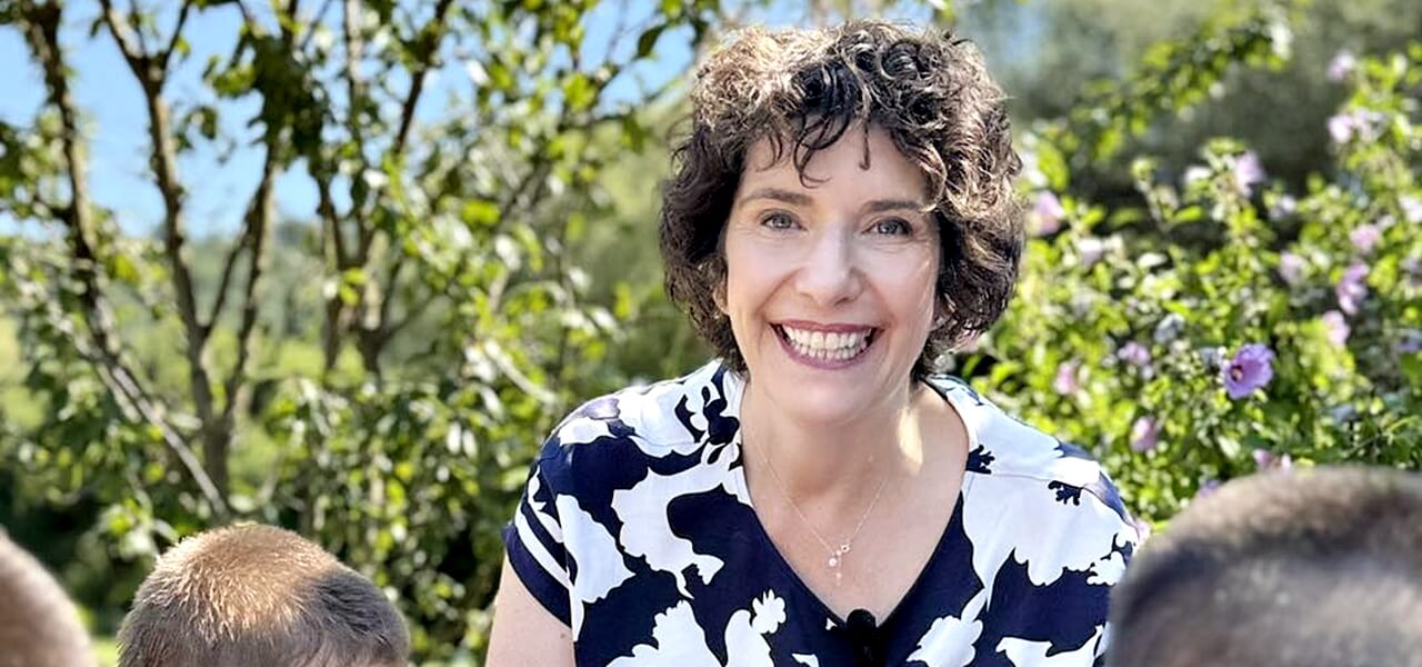 Nagy bejelentést tett Dobrev Klára: százezer forintos támogatást követel a magyar gyerekeknek!