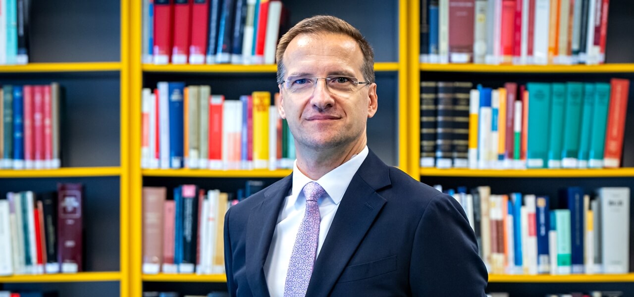 Dr. Sulyok Gábor, a Széchenyi István Egyetem Deák Ferenc Állam- és Jogtudományi Kar Nemzetközi és Európai Jogi Tanszékének professzora, az intézmény Állam- és Jogtudományi Doktori Iskolájának vezetője.