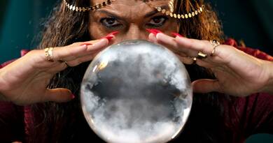 A mai horoszkóp mindent felforgat: szerelem, pénz és sorsfordulat is érkezhet