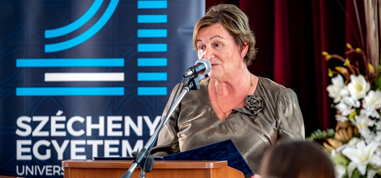 Megható pillanatok: így köszönték meg a pedagógusoknak, hogy generációkat formáltak