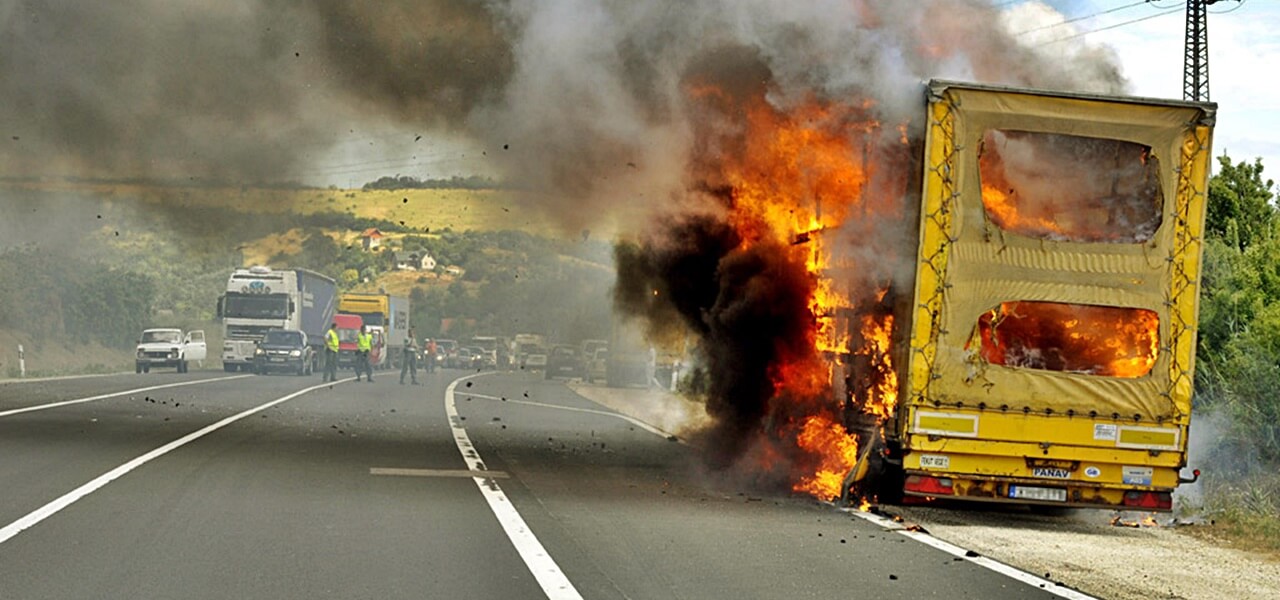 Tragédia az autópályán! Teljes az útzár, iszonyú fekete füst borít mindent