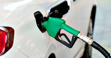 Olcsóbb lesz a tankolás: itt vannak a friss üzemanyagárak, amik már holnap életbe lépnek