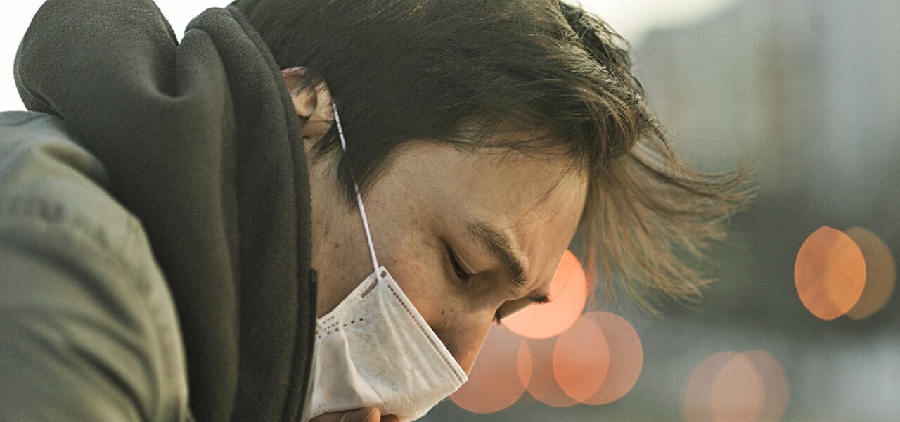 Kötelező maszkviselés: köhög a fél ország, visszatért a COVID, itt a tünetek listája