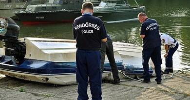 Tragédia: felborult egy csónak a Dunán, 11 ember zuhant a folyóba