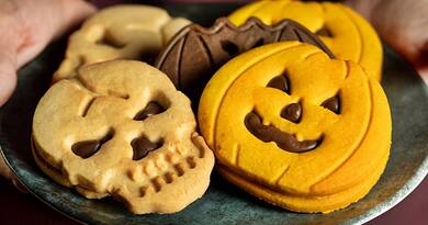 Rém egyszerű halloweeni süti: így készülnek a csokis tökfejek és koponyák, amik pillanatok alatt elfogynak