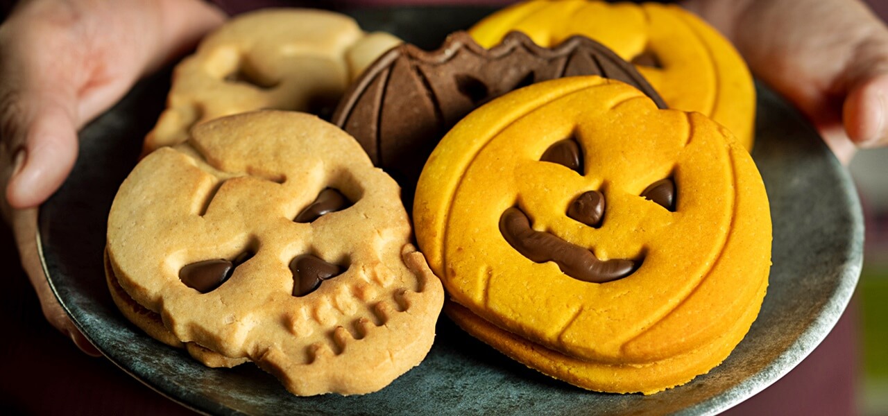 Rém egyszerű halloweeni süti: így készülnek a csokis tökfejek és koponyák, amik pillanatok alatt elfogynak