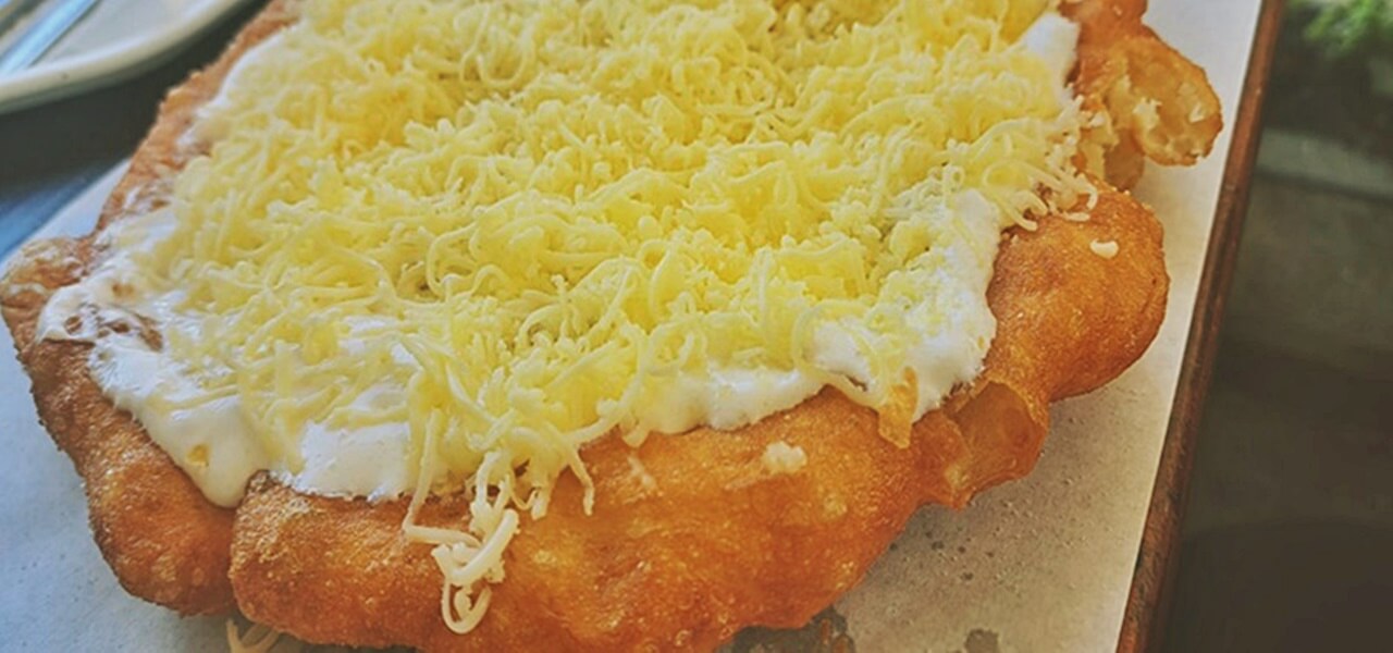 Ez a tökéletes, piacos stílusú, ropogós, mégis puha házi lángos recept