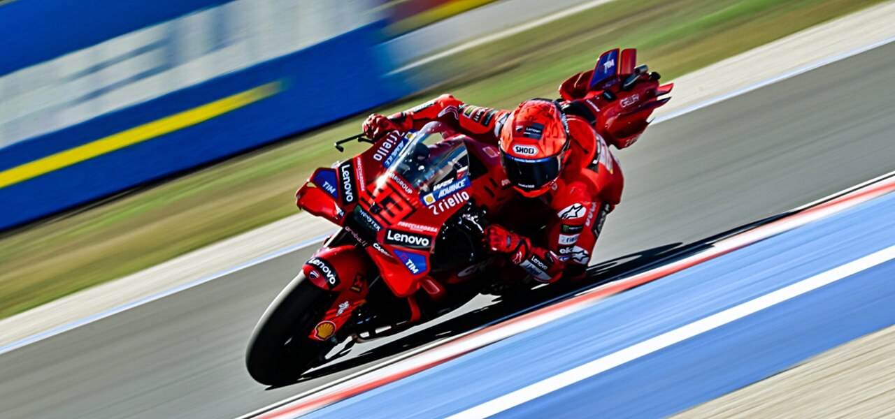 Dráma a MotoGP-n: a világbajnok hatalmasat bukott, mindenki sokkot kapott a látványtól