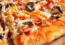 Isteni finom pizza tészta, aminek a szélei sajttal vannak megtöltve