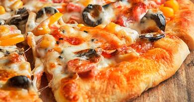 Isteni finom pizza tészta, aminek a szélei sajttal vannak megtöltve