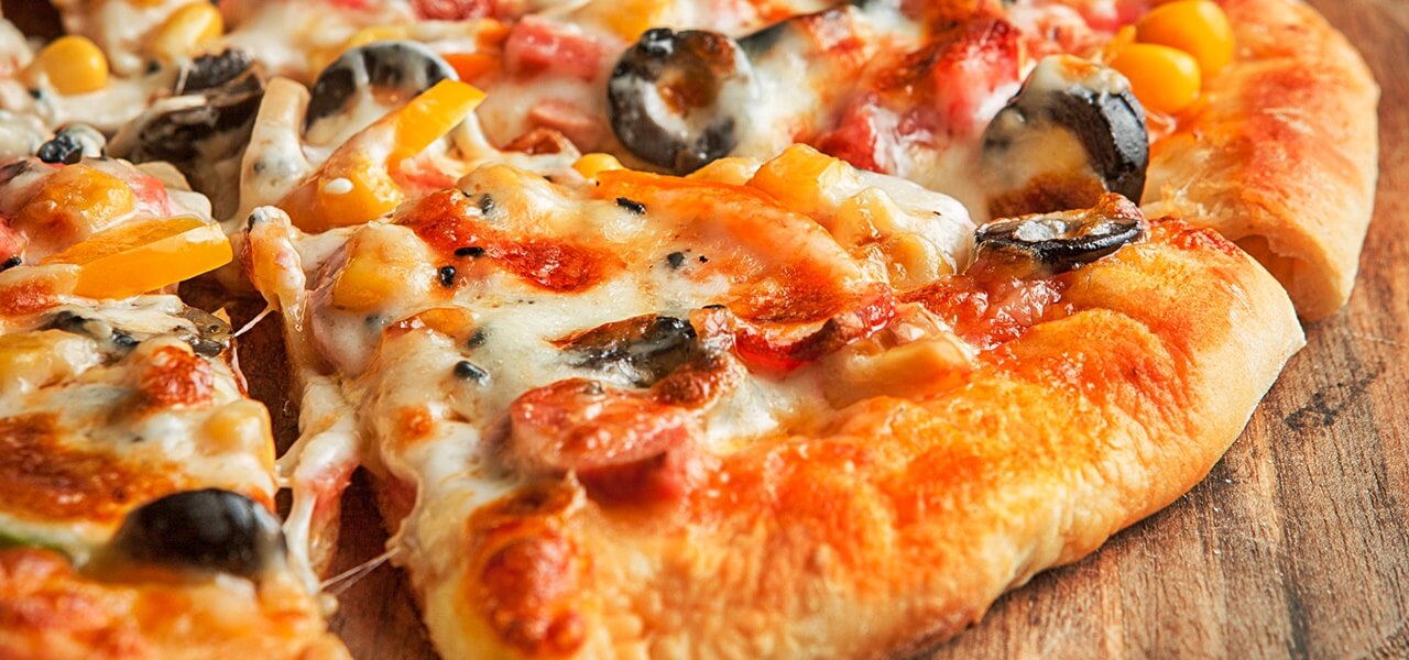 Isteni finom pizza tészta, aminek a szélei sajttal vannak megtöltve