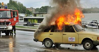 Káosz az M0-son: szakadó esőben kapott lángra egy autó, óriási dugó