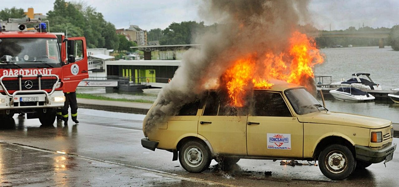 Káosz az M0-son: szakadó esőben kapott lángra egy autó, óriási dugó