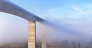 Katasztrófa a ködben: későn vette észre a sofőr a völgyhídon álló kukásautót