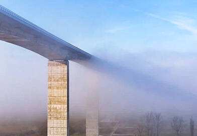 Katasztrófa a ködben: későn vette észre a sofőr a völgyhídon álló kukásautót