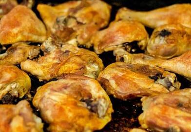 A séfek trükkje: így süsd a csirkecombot, hogy kívül ropogjon, belül omlós maradjon