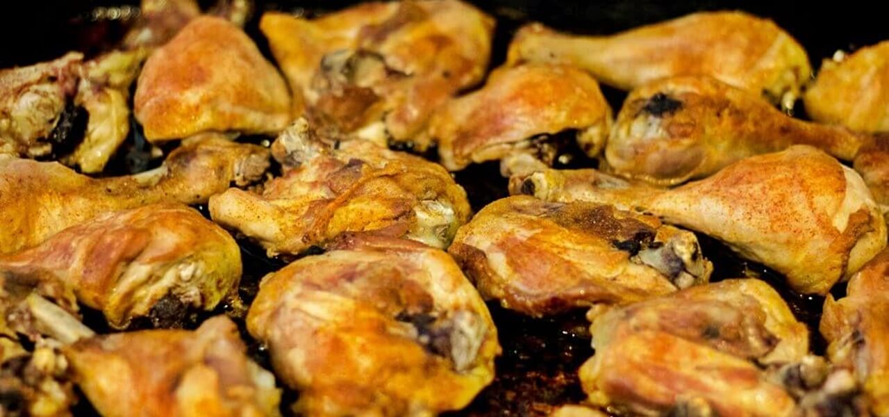 A séfek trükkje: így süsd a csirkecombot, hogy kívül ropogjon, belül omlós maradjon