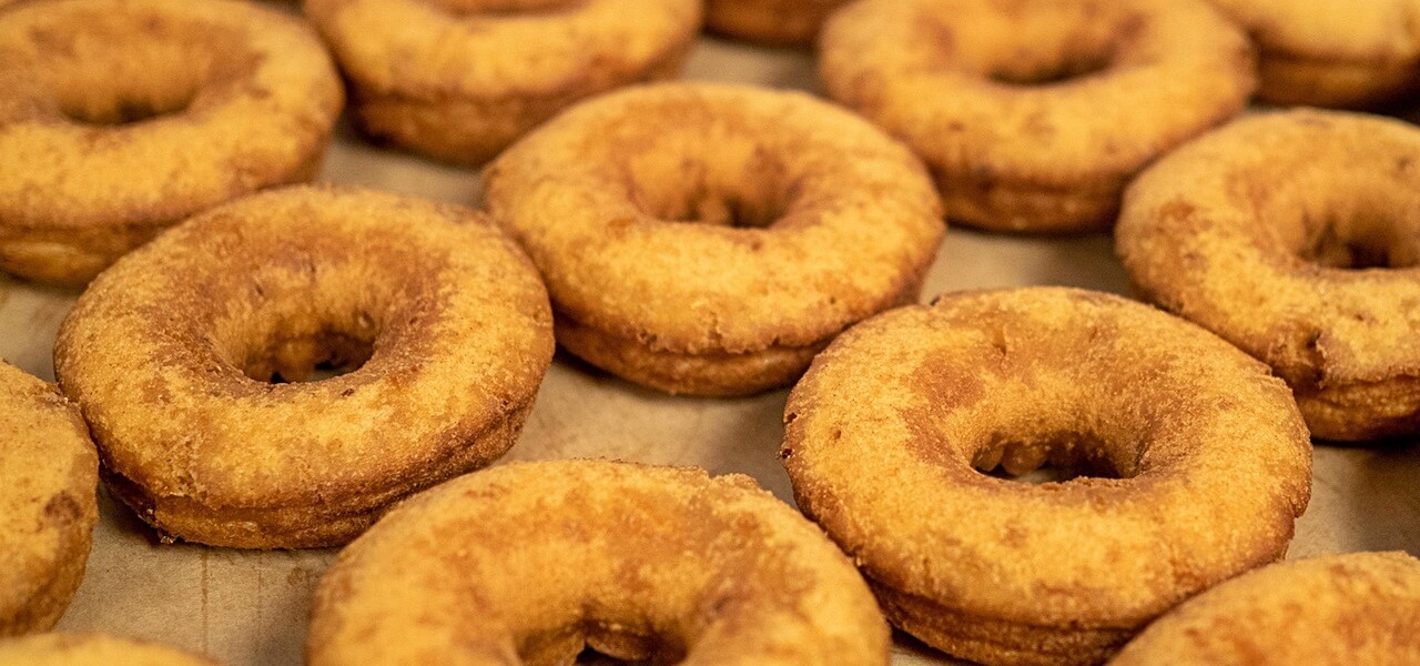 Almával töltött fahéjas fánk: az ősz legillatosabb desszertje