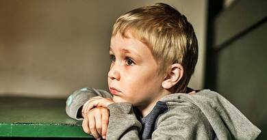 Mi rejlik a csendes gyermek szemében? Egyetlen pillantás, ami mindent elárul