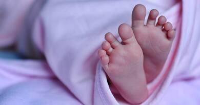 Alultáplált csecsemő halála miatt kell bíróság elé állnia egy anyának