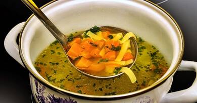 A csontleves, amit mindenki elront – mutatom, hogyan lesz tiszta, aranyszínű és házias