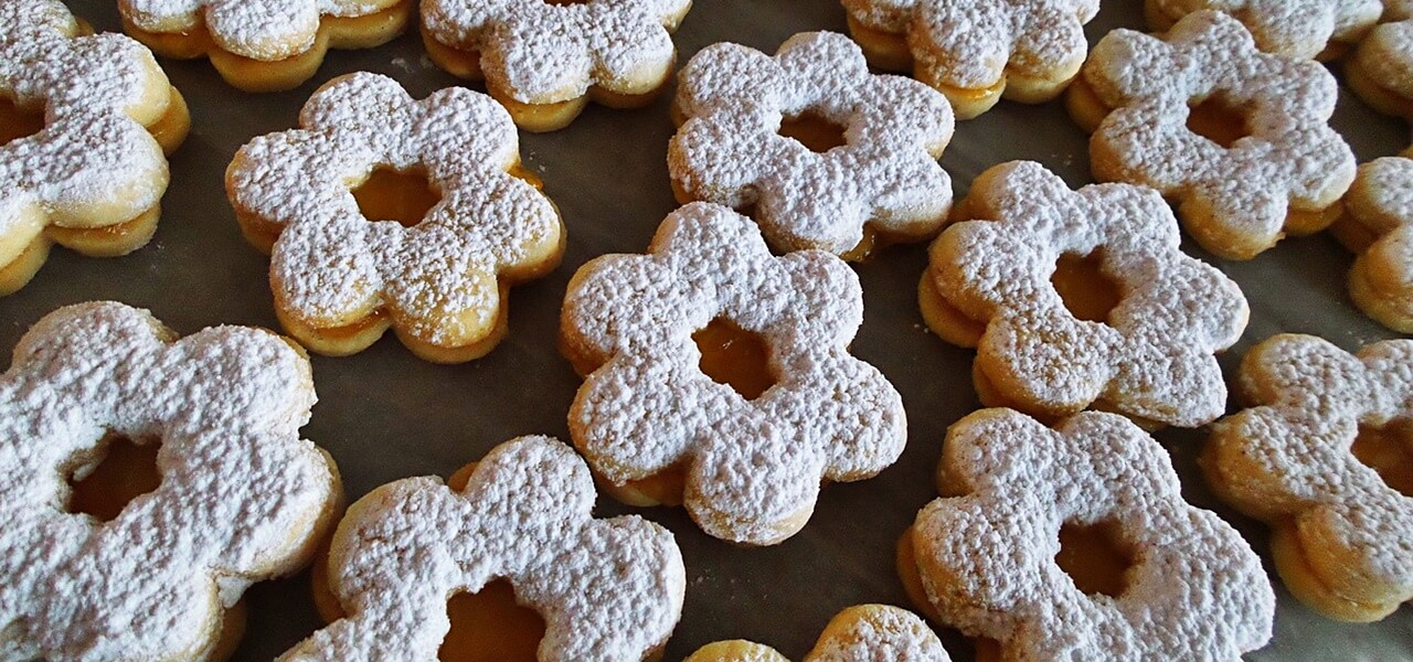 Varázslatos karácsonyi linzer: klasszikus recept nagymamáink konyhájából